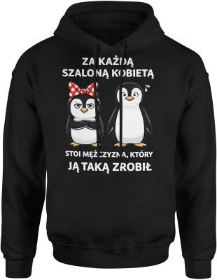 Pingwiny para kobieta z kokardą i facet tekst za każdą szaloną kobietą humor relacja związek Męska bluza z kapturem