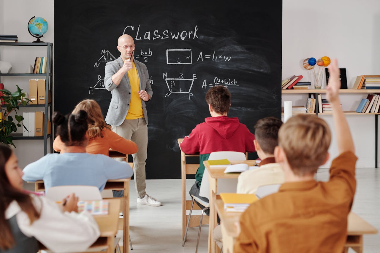 Upominki na Dzień Nauczyciela – co można podarować?