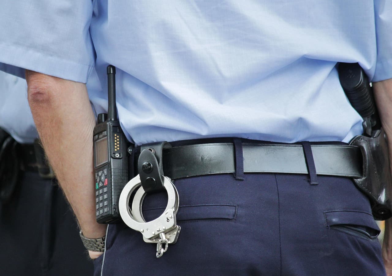 Prezent z charakterem – jak wybrać idealny upominek dla policjanta?